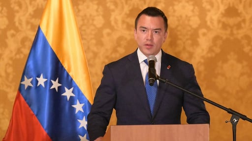 El presidente de Ecuador, Daniel Noboa, justifica aumento al 50% de la tasa de seguridad frente a Colombia, citando violencia y déficit comercial histórico.