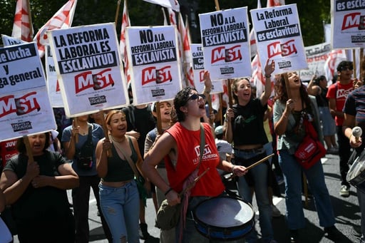 Sindicatos y organizaciones sociales se manifestaron este viernes en Buenos Aires contra la reforma laboral de Milei, que según ellos limita derechos laborales