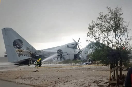Un avión militar que transportaba dinero se salió de la pista en El Alto, impactó vehículos en carretera y dejó al menos 15 personas fallecidas.  Un avión