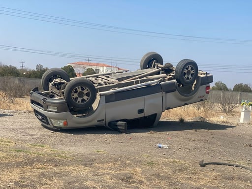 El 911 recibió el reporte de una volcadura en San Juan de Sabinas, Coahuila; el conductor de una Ford F-150 gris salió ileso, provocando únicamente daños
