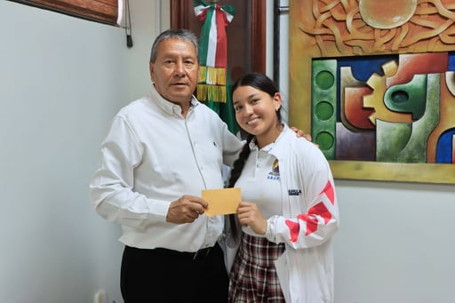 El alcalde Óscar Ríos entregó apoyo económico a Aylín Cibrián Castillo, joven deportista que representará a Nueva Rosita en los Juegos Nacionales