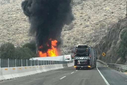 Un choque entre dos tráileres provocó un incendio en la carretera 57, en Arteaga, Coahuila, generando cierre vial y movilización de cuerpos de emergencia.
