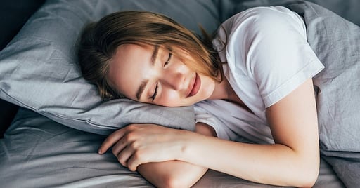 Dormir por la noche no solo sirve para recuperar energía, sino que también desempeña un papel clave en el equilibrio del metabolismo.  De acuerdo