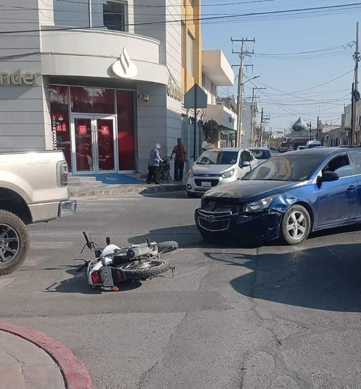 Intentó ganarle al semáforo y terminó derribando a motociclista.  Una conductora que intentó ganarle a la luz amarilla del semáforo provocó un choque múltiple