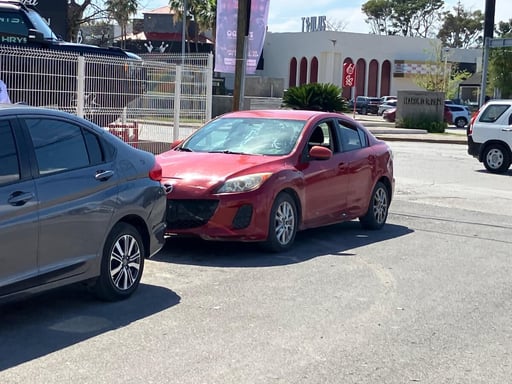 Elementos de Control de Accidentes se encargaron del peritaje.  Un choque por alcance registrado la tarde de este viernes en la colonia Jardines del Valle