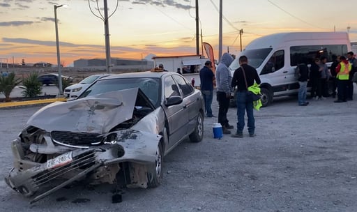 Maniobra imprudente provoca el accidente.  Un aparatoso accidente vial se registró la mañana de este viernes sobre la carretera Antigua a Monclova,