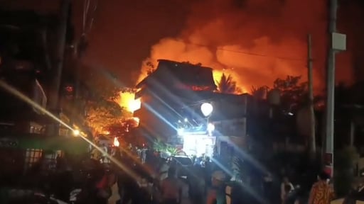 Un incendio en la playa de Punta Zicatela, Oaxaca, destruyó más de 60 establecimientos y cabañas, sin que se reporten víctimas, según Protección Civil estatal.