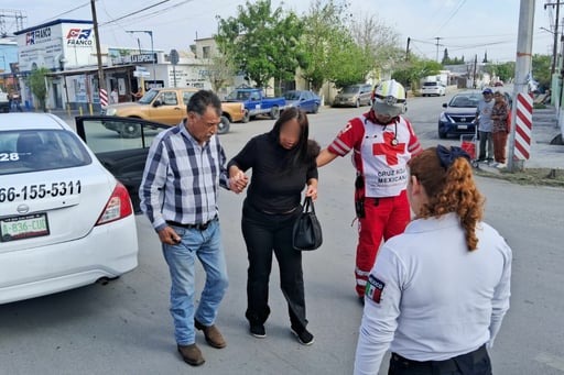 El accidente movilizó a socorristas.  Una pasajera de taxi resultó lesionada y dos vehículos terminaron con severos daños luego de registrarse un choque sobre