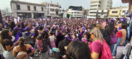 Saltillo, Coahuila, 8 de marzo de 2026.- Unidas en una sola voz, mujeres acompañadas de hijas, hermanas, madres y abuelas salieron a las calles de la capital