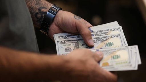 El peso mexicano inicia la semana estable frente al dólar, mientras los mercados globales muestran cautela por tensiones internacionales, inflación