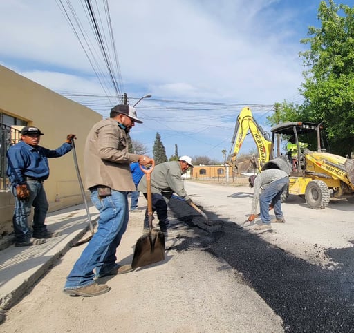 Autoridades municipales y SIMARC realizan trabajos de bacheo en la calle Colegio Militar de Múzquiz tras concluir la instalación de tubería de agua potable.