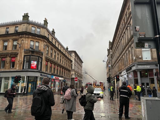 Un incendio arrasó un edificio de cuatro pisos junto a la estación Glasgow Central, cerrando la estación más concurrida de Escocia y paralizando el tráfico
