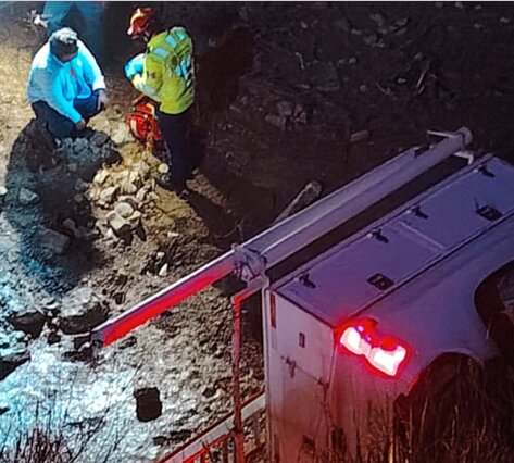     El accidente movilizó a los cuerpos de rescate y seguridad.  Un aparatoso accidente se registró durante la madrugada de este martes en la carretera