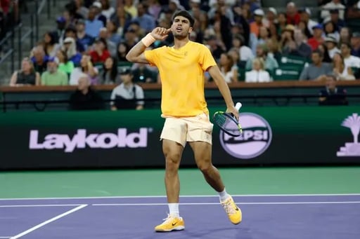    Carlos Alcaraz venció 6-1, 7-6 a Casper Ruud y avanzó a cuartos de final de Indian Wells con su racha de 15 victorias en pista dura.  Carlos Alcaraz