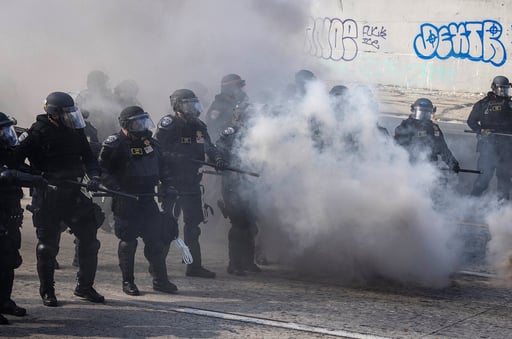 Durante las recientes manifestaciones registradas en Minneapolis y Portland, el uso de gas lacrimógeno por parte de fuerzas federales reavivó el debate público