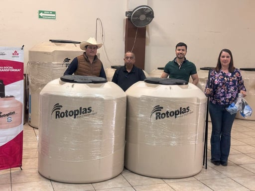 El Gobierno Municipal de San Juan de Sabinas entregó 20 tinacos a familias mediante el programa “Ayuda que Transforma”, fortaleciendo el almacenamiento