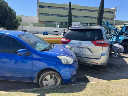 Una carambola sin lesionados se registró en San Juan de Sabinas, luego de que una conductora de la tercera edad perdiera el control por una baja de presión.