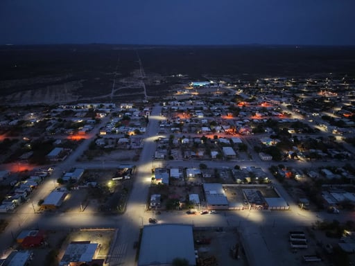 El municipio de Múzquiz avanza en la instalación de luminarias LED en Barroterán, alcanzando 80% de cobertura y mejorando seguridad y visibilidad urbana.
