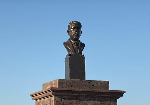 La reposición del busto de Lázaro Cárdenas en la colonia Petrolera marca un paso en la modernización del patrimonio histórico municipal, mediante