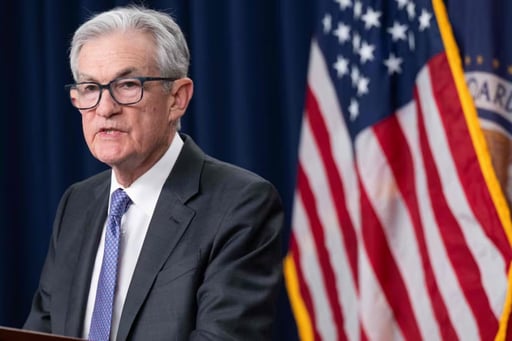 La Reserva Federal decidió mantener sin cambios la tasa de interés en Estados Unidos, pese a presiones políticas y un aumento en las previsiones de inflación.