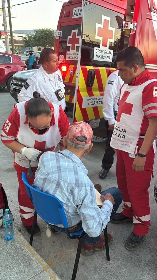 Paramédicos de Cruz Roja le brindaron los primeros auxilios al hombre.  Un hombre de 80 años de edad resultó con lesiones leves luego de ser embestido