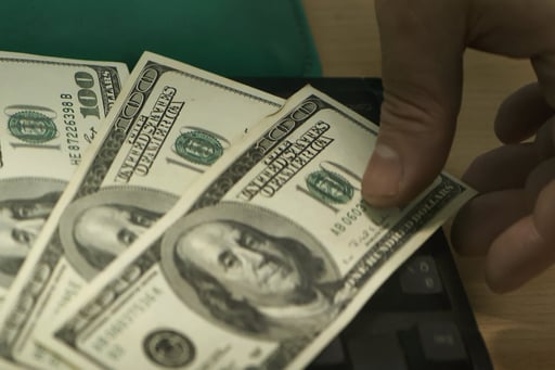 El peso mexicano registra una ligera caída frente al dólar este jueves, presionado por el alza del petróleo y datos económicos recientes de Estados Unidos.