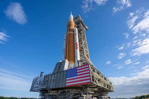 Tras superar problemas técnicos, el cohete SLS y la cápsula Orión regresan a la plataforma de lanzamiento para la misión Artemis II, rumbo a la Luna.  El Space