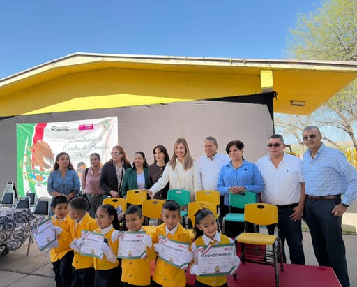 En San Juan de Sabinas, alumnos de preescolar y secundaria realizaron demostraciones de escoltas de bandera, promoviendo disciplina, coordinación