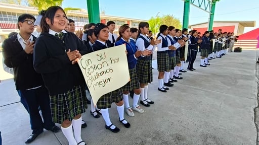 El Gobierno de Coahuila entregó este jueves una techumbre de 14 por 28 metros en la Escuela Secundaria Técnica “Edilberto Edmundo Montemayor Galindo”