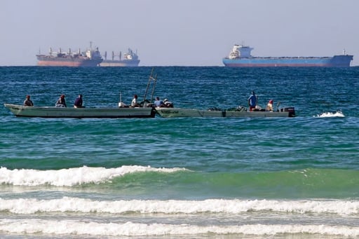 Estados Unidos autorizó temporalmente la venta de petróleo iraní varado en el mar para contener el alza de la gasolina por el conflicto en Ormuz.  El gobierno