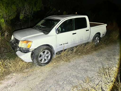 San Buenaventura, Coah.- Un joven conductor resultó ileso luego de sufrir una salida de camino sobre la carretera estatal número 28, a la altura del kilómetro