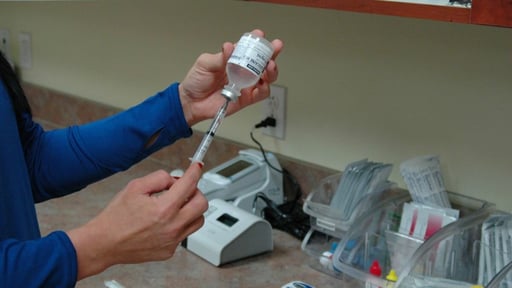 La vacuna contra el Virus Sincicial Respiratorio (VSR) llega a México, ofreciendo protección para bebés y embarazadas, pero su acceso inicial se limita
