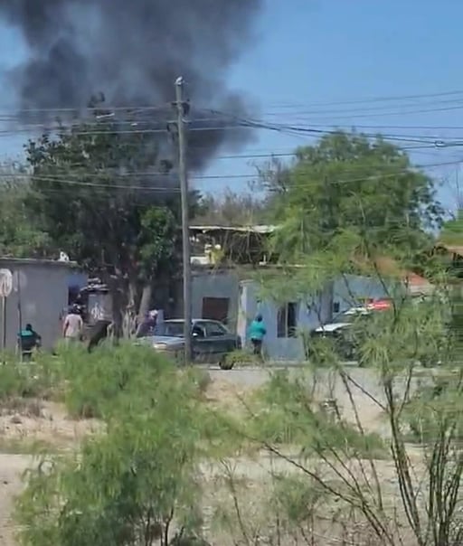 Un incendio registrado en la calle Bolívar número 1580, en la colonia Sarabia, generó momentos de tensión entre los vecinos, quienes temieron por su seguridad