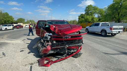 Piedras Negras, Coahuila — Un accidente vehicular ocurrido en el Boulevard República terminó con daños totales en dos camionetas, pero de manera milagrosa