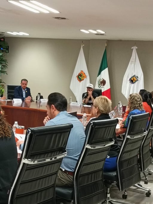 Durante la reciente sesión de Cabildo en Piedras Negras, algunos regidores manifestaron inconformidad por la vestimenta del alcalde, quien acudió al recinto