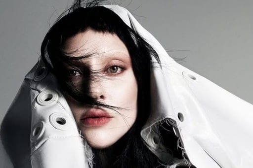 Lady Gaga cumple 40 años, consolidada como figura global tras transformar experiencias personales en música influyente y una carrera multifacética.