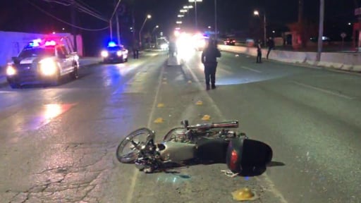 Durante la madrugada se registró un accidente vial sobre el bulevar Pape, con dirección al sur, donde un hombre de entre 35 y 40 años perdió la vida,