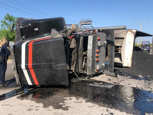 Una volcadura de tráiler se registró esta mañana sobre la carretera Nueva Rosita-Múzquiz, a la altura del basurero municipal de Nueva Rosita, reportaron