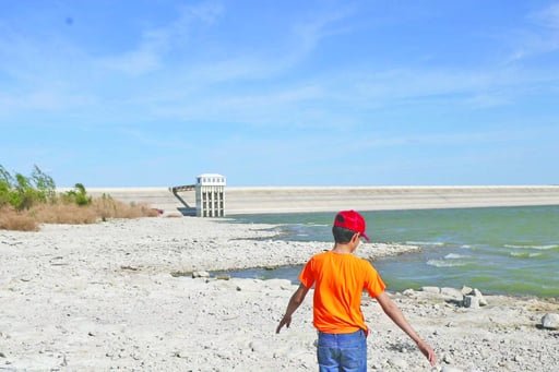 Comunidades de Juárez enfrentan escasez, mientras la extracción de agua impacta la economía local, pesca y actividades clave en la región.  La presa Venustiano