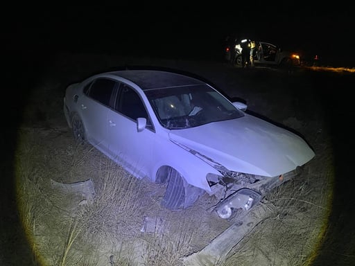 El accidente ocurrió sobre la autopista Premier, cuando el conductor perdió el control de su sedán Volkswagen Jetta blanco, saliendo del camino y volcando