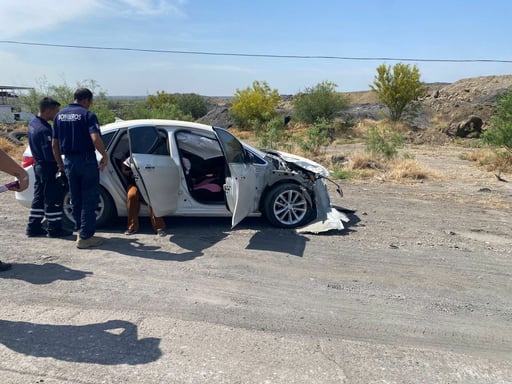 Socorristas de Cruz Roja atendieron a la conductora.   Un hombre de Acuña identificado como José Guadalupe N resultó lesionado al impactar su camioneta contra