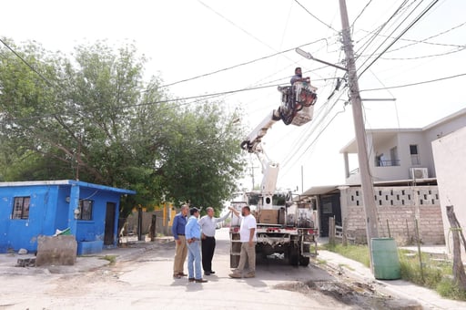 El alcalde Óscar Ríos Ramírez supervisó la instalación de luminaria LED y trabajos de drenaje en Progreso y Mina 7, reforzando seguridad y bienestar familiar.