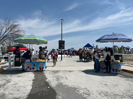 Durante la conclusión del evento, los comerciantes instalaron puntos de venta improvisados en la zona para ofrecer fruta, nieves, yukis y aguas frescas.