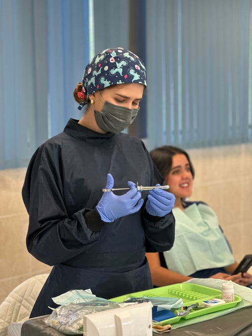 Saltillo, Coahuila, 5 de abril de 2026.- La odontología no solo trata dientes, también transforma vidas. Esa es la convicción de Lulú Tafich, estudiante