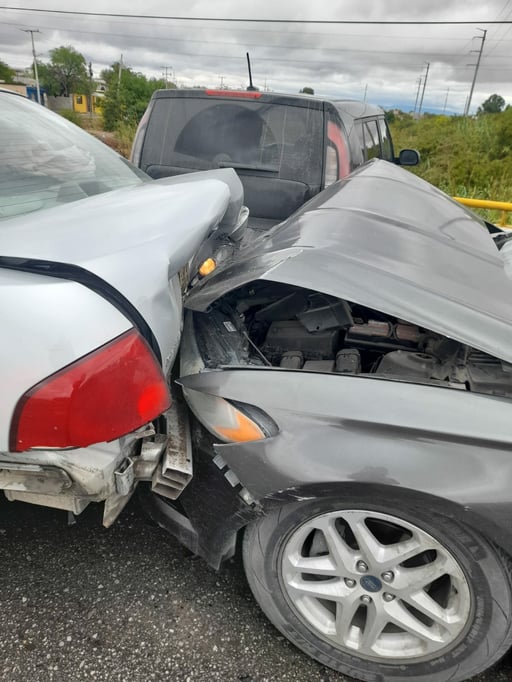 Monclova, Coah.- Un accidente tipo carambola se registró sobre la avenida Constitución, casi en su cruce con el bulevar Pape, donde al menos tres vehículos
