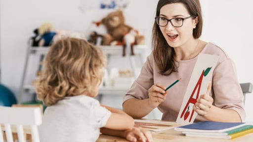 El autismo en niñas sigue siendo un tema poco reconocido. Aunque el Trastorno del Espectro Autista (TEA) afecta cómo una persona se comunica, se relaciona