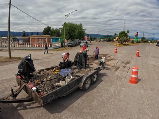 El Gobierno Municipal de Múzquiz refuerza su campaña de bacheo y mantenimiento urbano, atendiendo fugas, calles principales y vialidades de alta circulación.