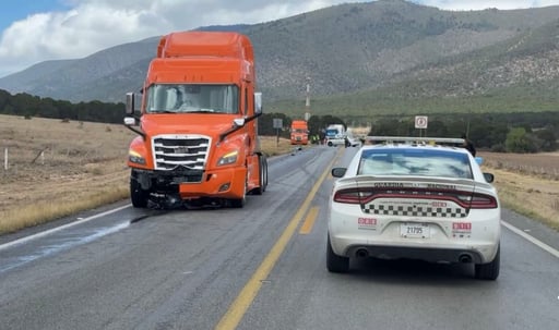 Personal de la Guardia Nacional procedió al cierre total de la vialidad.  Arteaga, Coahuila. — Un trágico accidente cobró la vida de un motociclista