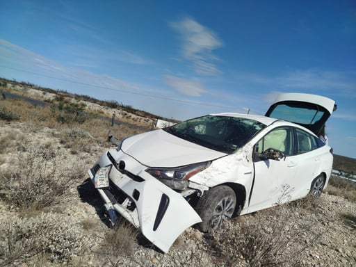 Paramédicos de la Cruz Roja Mexicana se movilizaron la tarde de este martes tras recibir el reporte de un accidente vehicular en la carretera federal 57, tramo