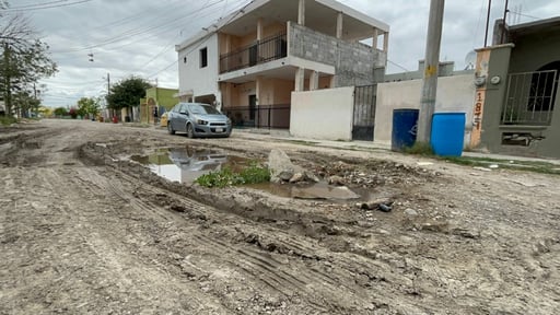 Vecinos de la calle Don Martín, ubicada en la colonia Santo Domingo de Sabinas, denunciaron el abandono en que se encuentra la vialidad, con enormes baches,